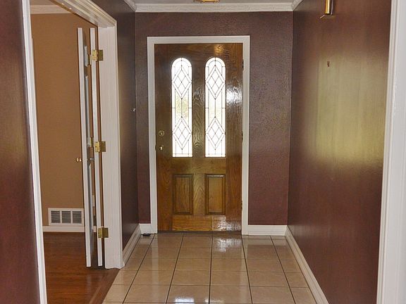 2nd image of 2113 Castleford Ln