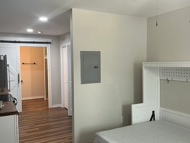 218 W 9th St #1A — Photo 2