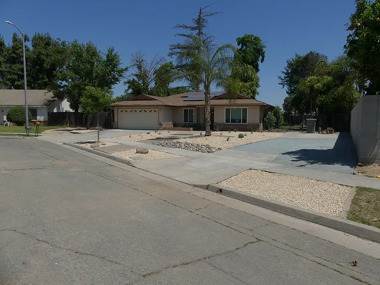 6084 N Gentry Ave — Photo 2