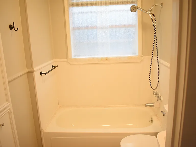 221 N Sanders St — Photo 14
