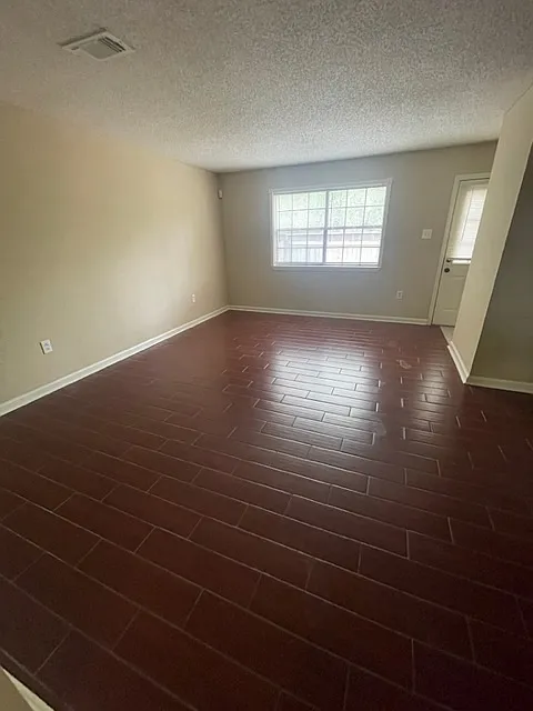 2 bed, 1.5 bath, 1100 sqft, $1,000 — Photo 1