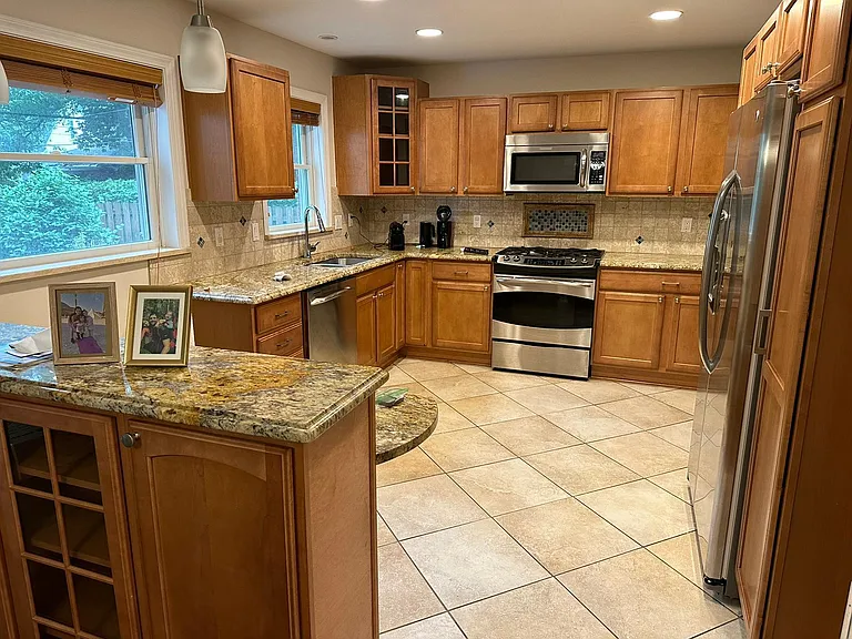 24016 Edgehill Dr — Photo 6