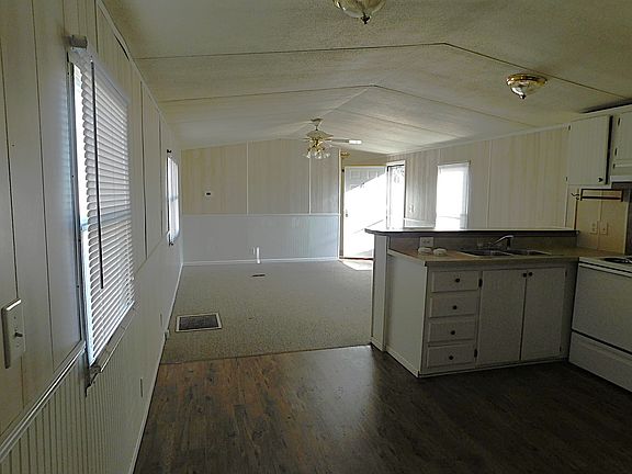 4th image of 114 Colonial Ct