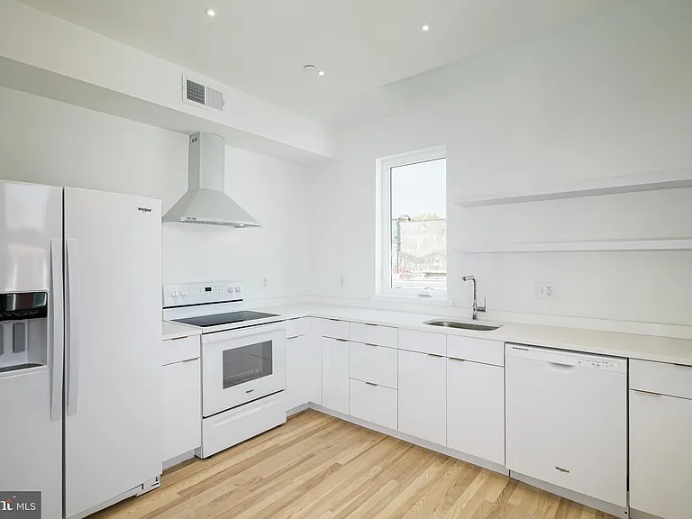 1842 E Harold St #4 — Photo 1