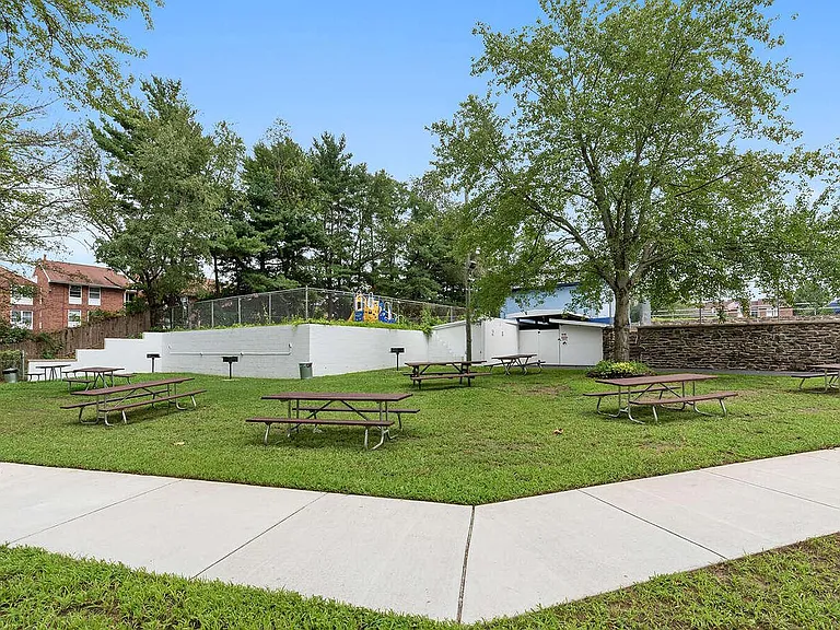 Creekside Apartments — Photo 34