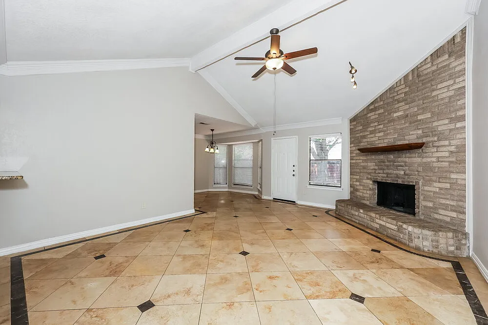 3 bed, 2.0 bath, 1874 sqft, $1,860 — Photo 3
