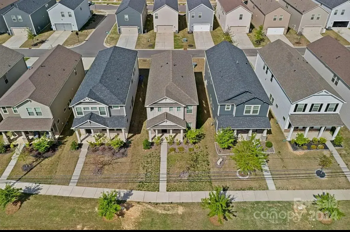 5 bed, 2515 sqft, $2,850 — Photo 2