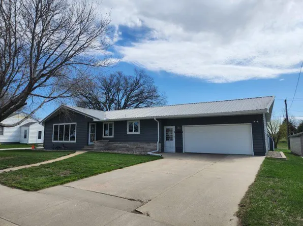 400 N 4th St, Parkston, SD 57366