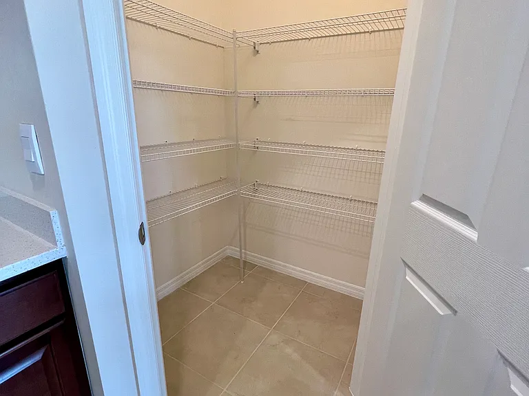 2518 NE 6th Pl — Photo 12