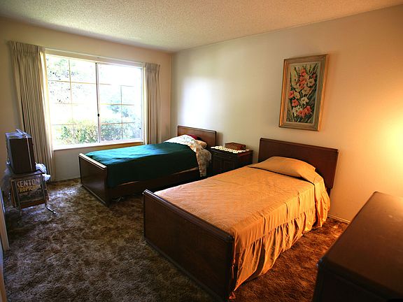 2nd Bedroom w/ 2 Twin Beds