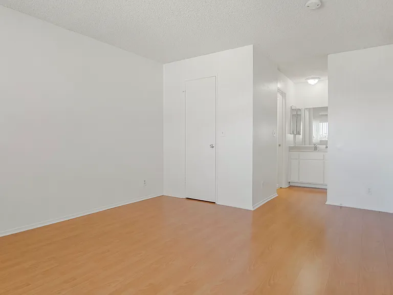 112 W Acacia Ave #102 — Photo 6