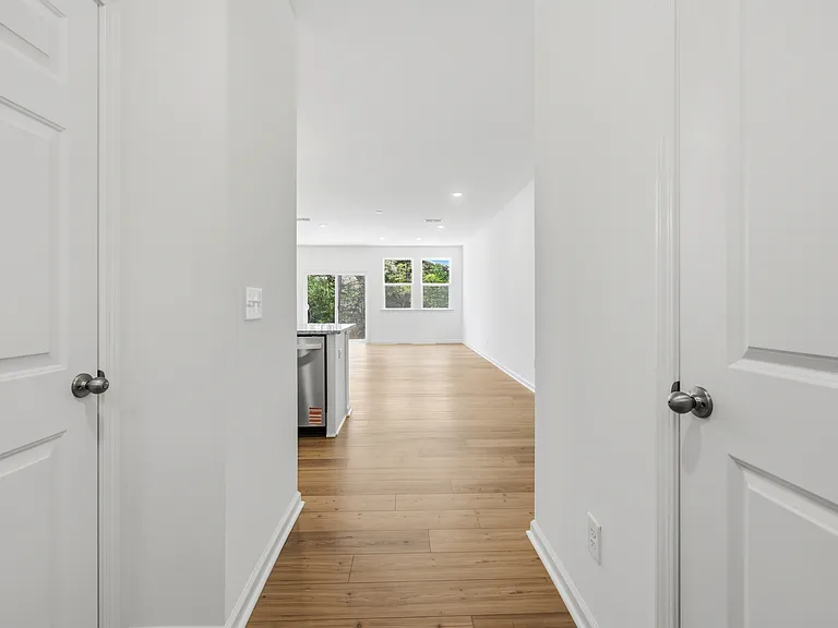 210 Parker Ln — Photo 4