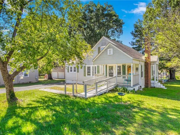 403 Hawthorne Ln, Burlington, NC 27215