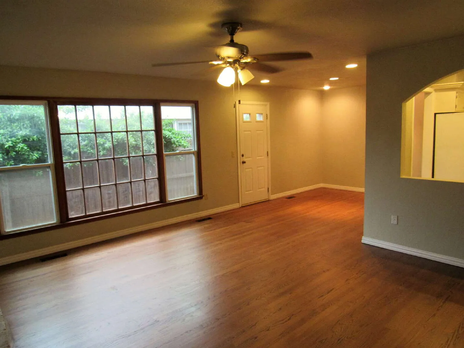 3 bed, 1.5 bath, 1325 sqft, $1,695 — Photo 4