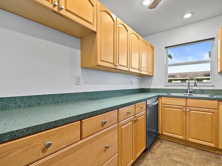 220 Country Ln #B — Photo 11
