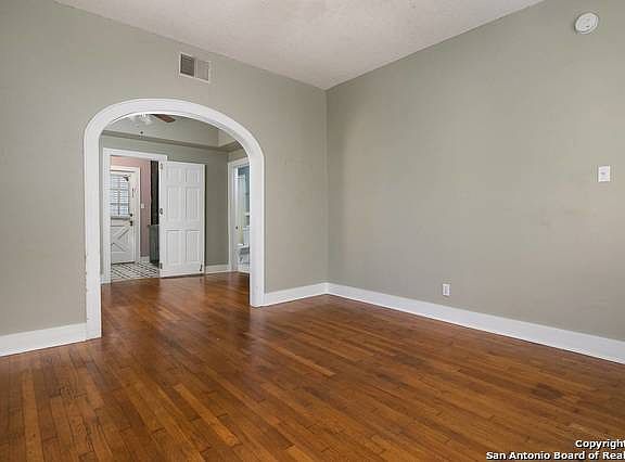 3rd image of 305 E Kings Hwy APT 1