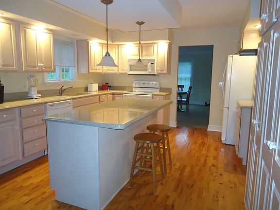 Kitchen island area