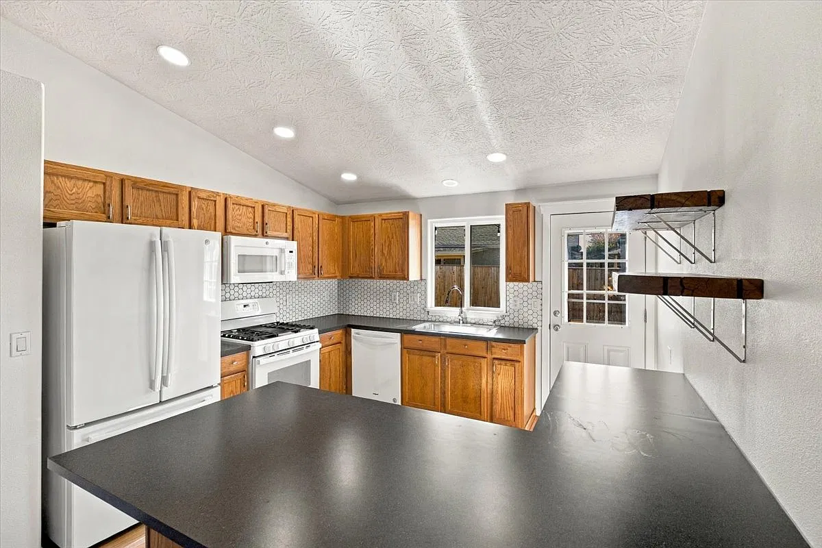 3 bed, 1056 sqft, $2,350 — Photo 4