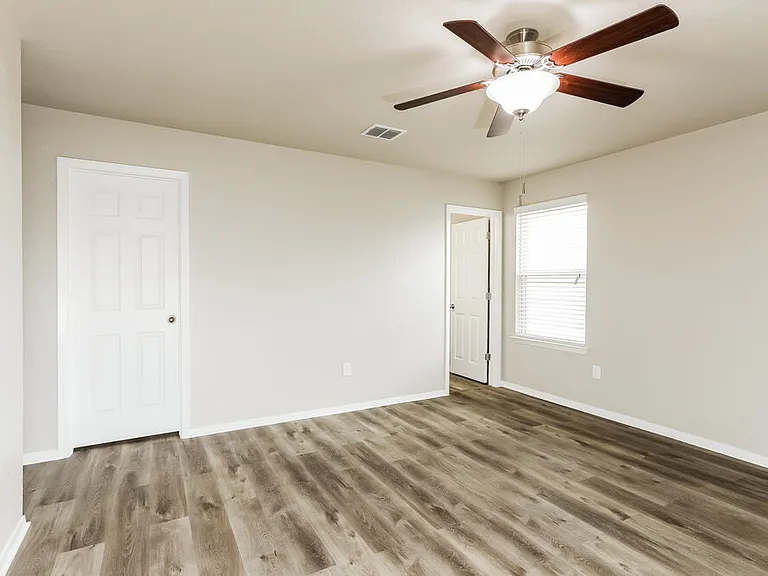 3215 Pedernales Dr — Photo 8