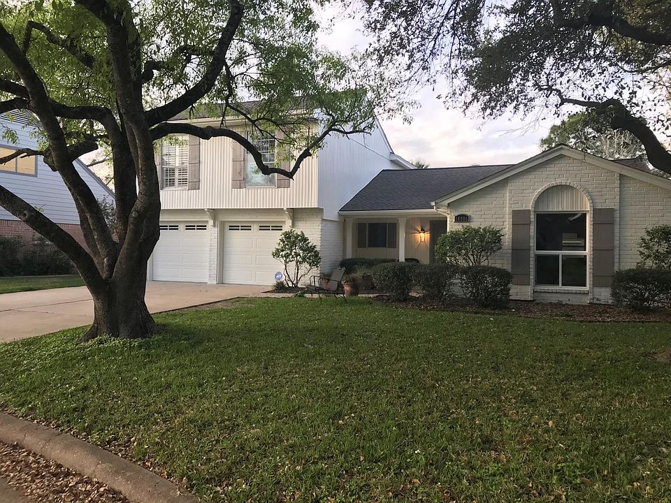 Recently painted with new shutters.