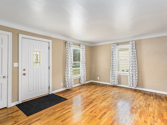 3rd image of 917 Eleanor St NE