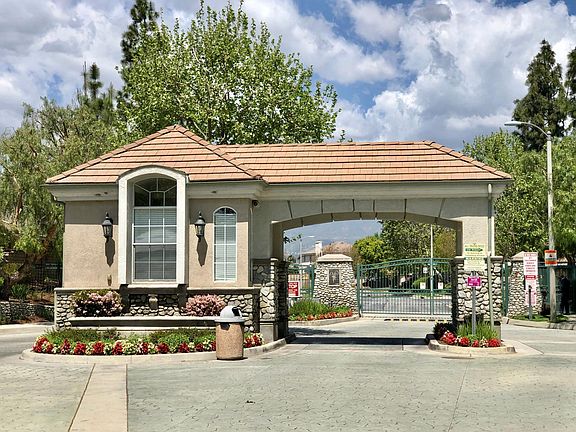 Nicely maintained and family friendly neighborhood with 24/7 guard-patrol.