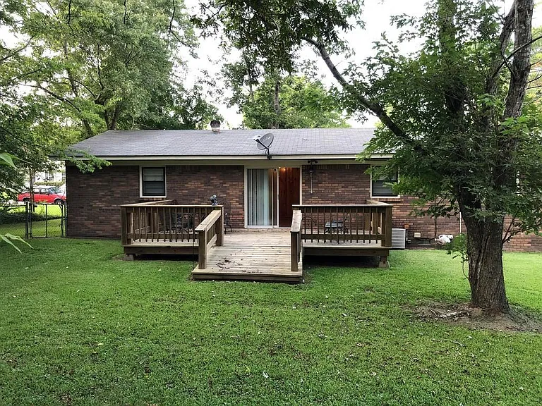 915 Eisenhower Dr — Photo 11
