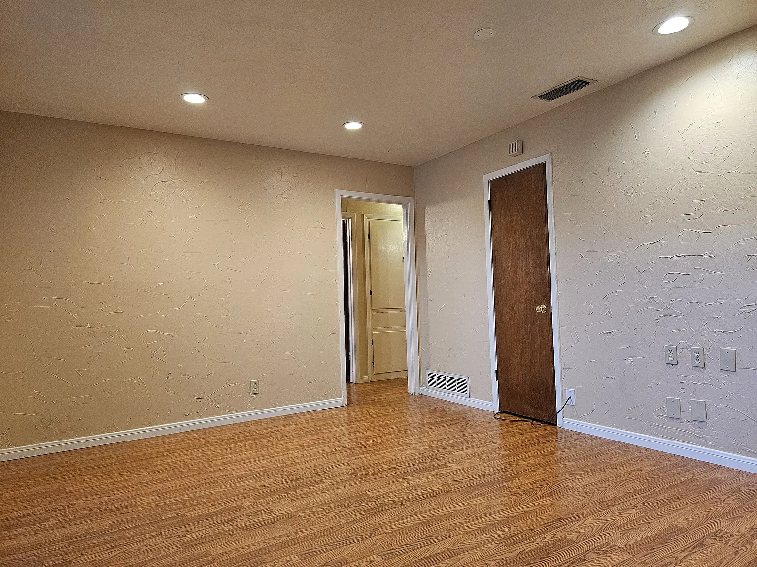 3 bed, 1709 sqft, $2,200 — Photo 2