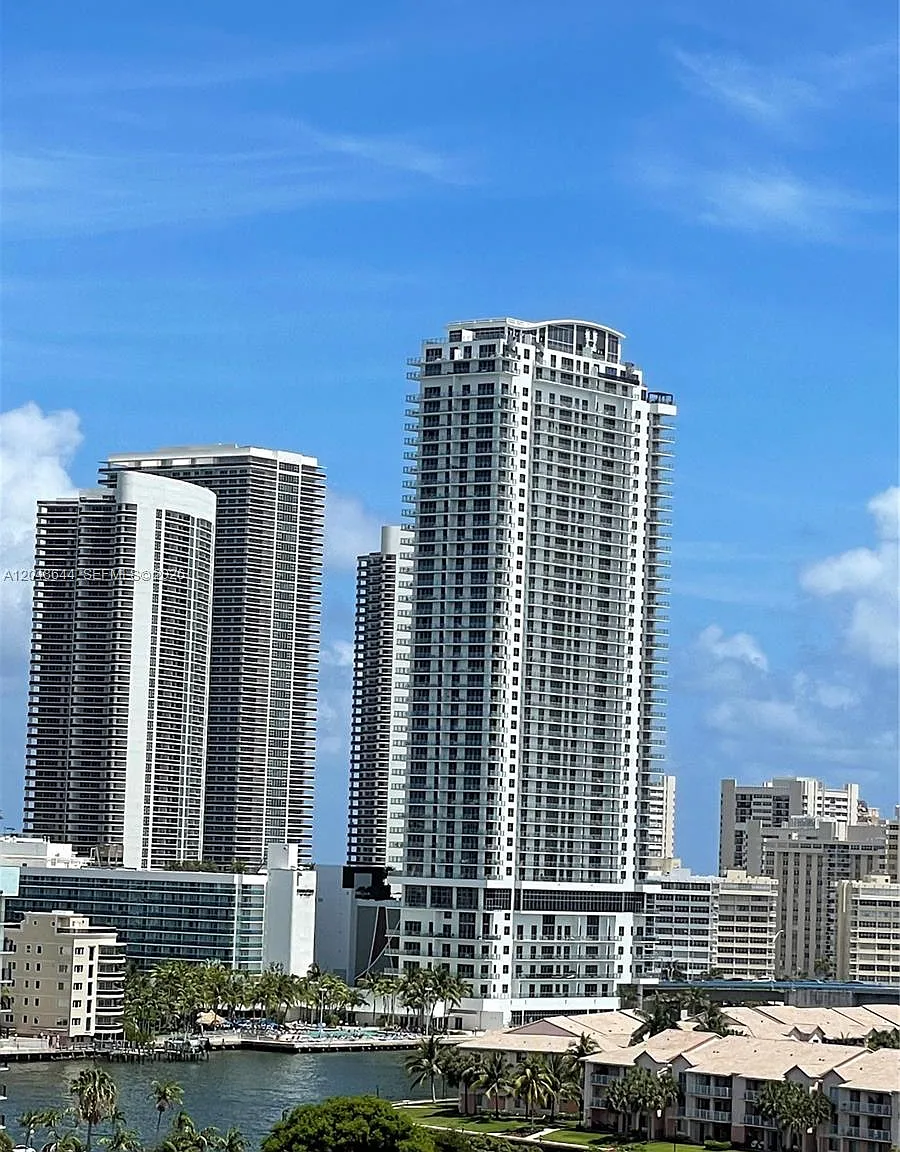 Olympus Condo — Photo 2