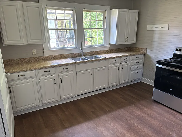 210 Basin Ave — Photo 3