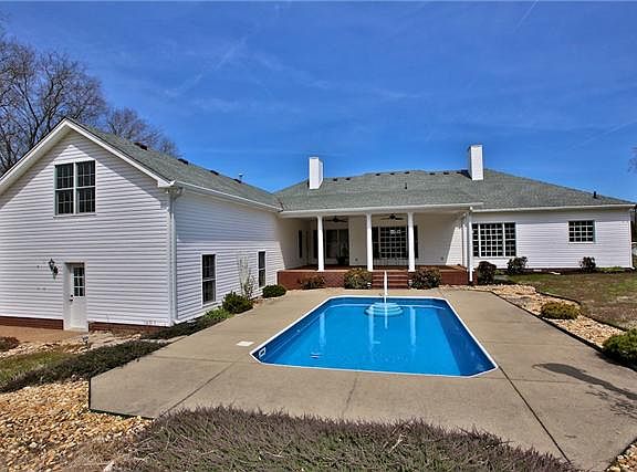 3rd image of 421 Nichols Ln