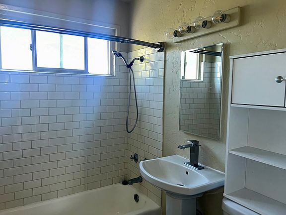 4th image of 5042 SW Corbett Ave #2B-1Ba-880Sqft