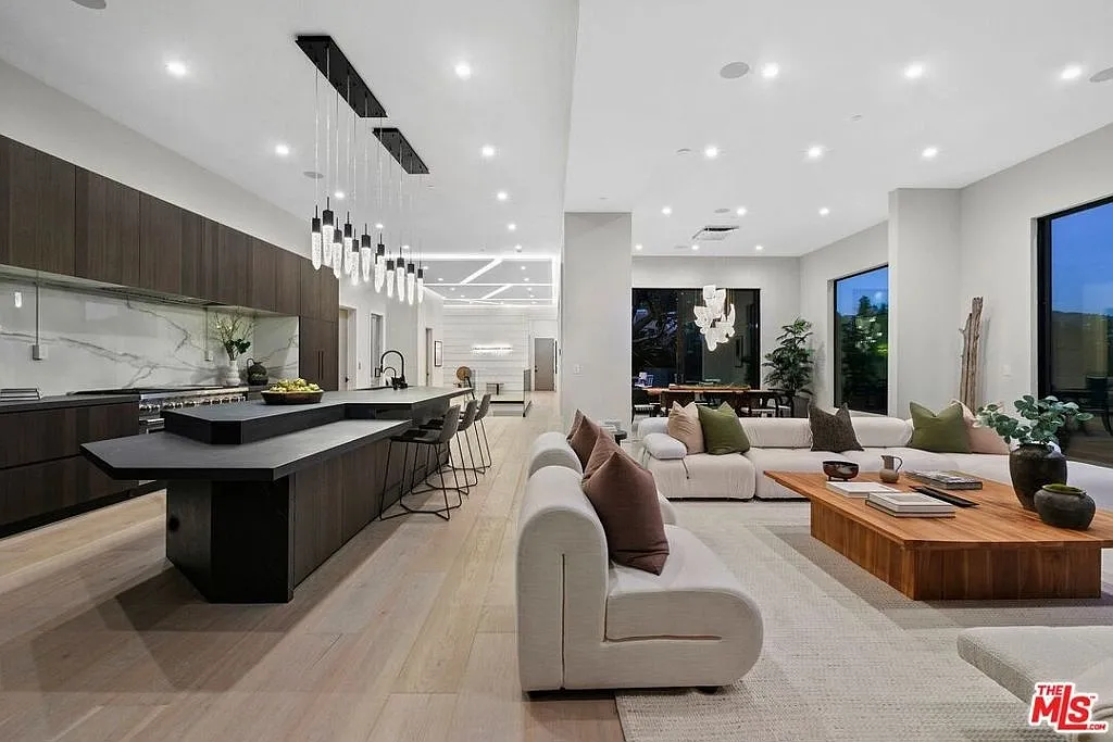 5 bed, 8500 sqft, $62,000 — Photo 3