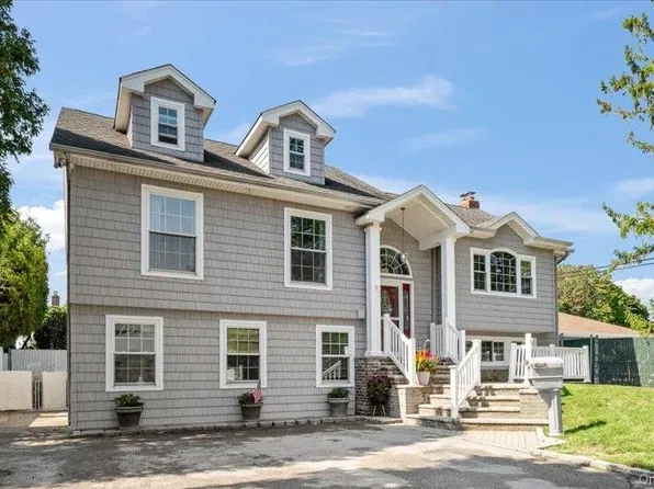 16 Taft Avenue, Bethpage, NY 11714