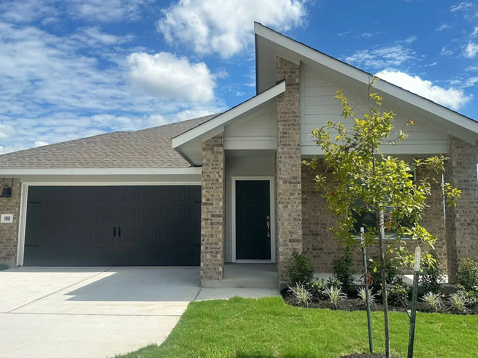 4 bed, 2022 sqft, $2,550 — Photo 1