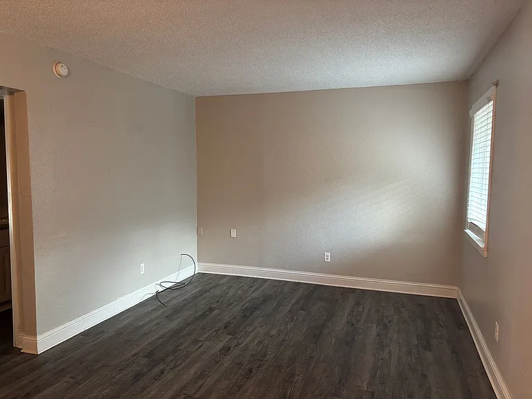 826 S Travis St — Photo 2
