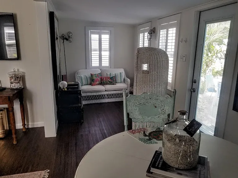 105 6th Ave — Photo 31