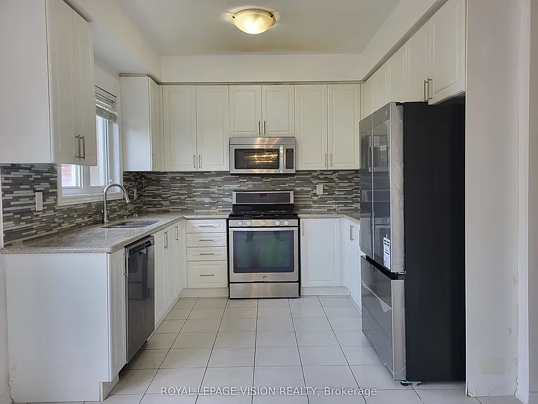 715 Agnew Cres #UPPER — Photo 12