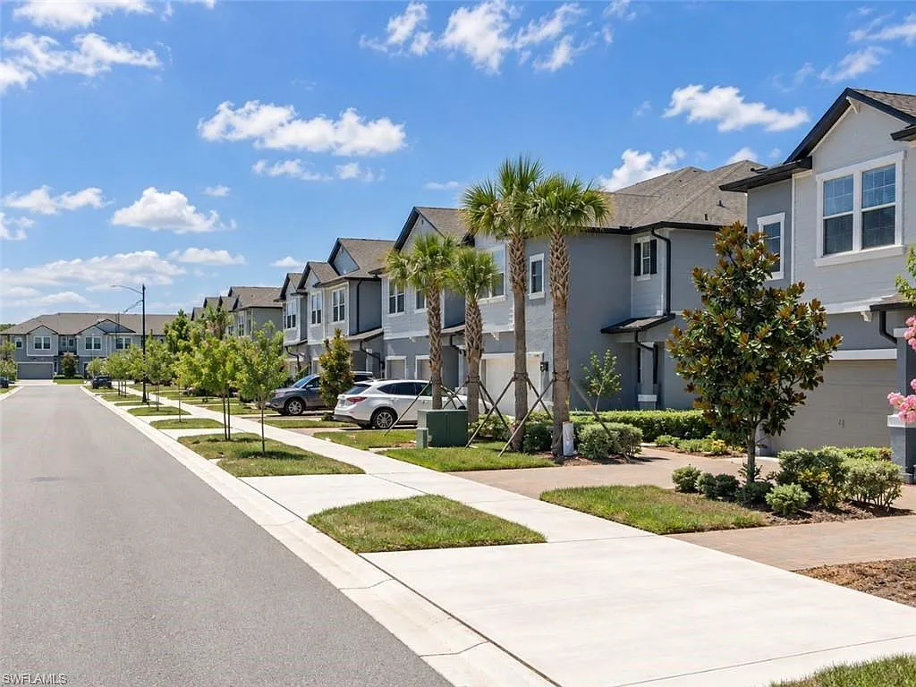 3 bed, 2.5 bath, 1601 sqft, $2,100 — Photo 2