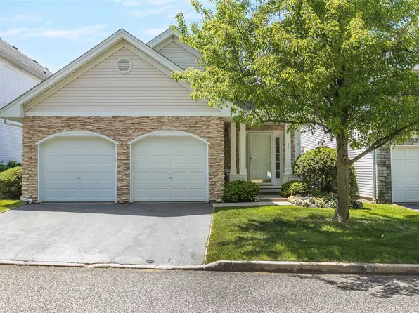 625 Spring Lake Dr, Middle Island, NY 11953