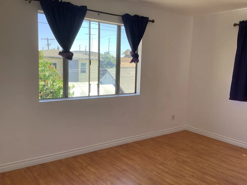 3 bed, 1000 sqft, $2,800 — Photo 2