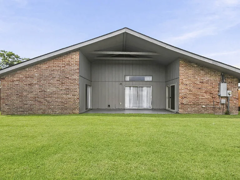 830 Seacliff Dr — Photo 17