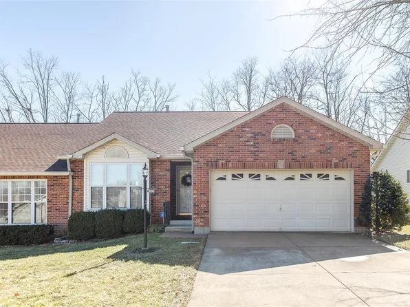 906 Lexington Estates Dr, Godfrey, IL 62035