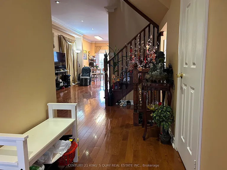 558 Lumberton Cres — Photo 2