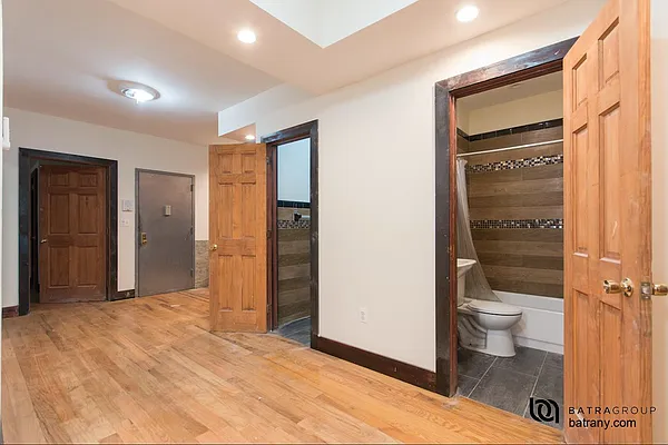 Rented by Batra Group Inc | media 10