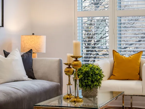 98 Carr St #Townhouse 9, Toronto, ON M5T 1B7