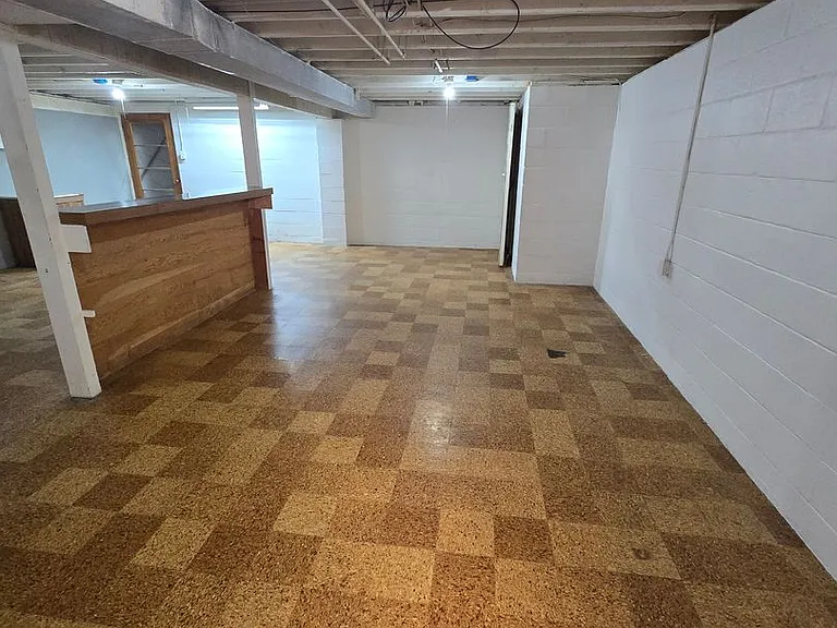 322 Webster St — Photo 44