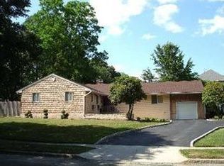 27 Parkway Dr N, Commack, NY 11725