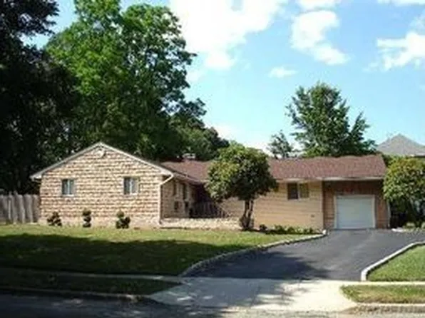 27 Parkway Dr N, Commack, NY 11725