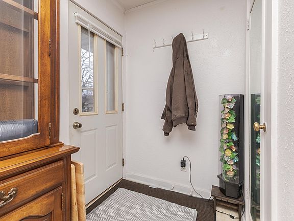 5th image of 929 E Water St